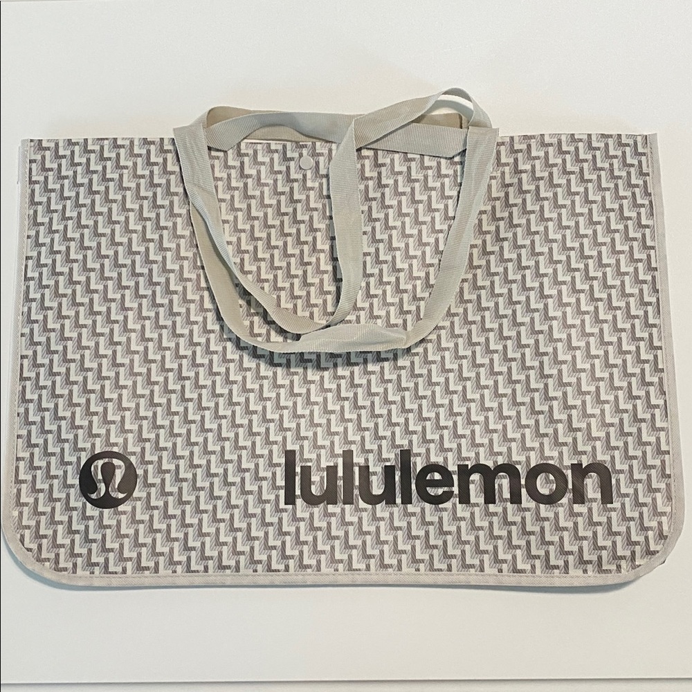 Lululemon - Set of 2 XL Reusable Shopping Totes - EUC - Picture 4 of 5